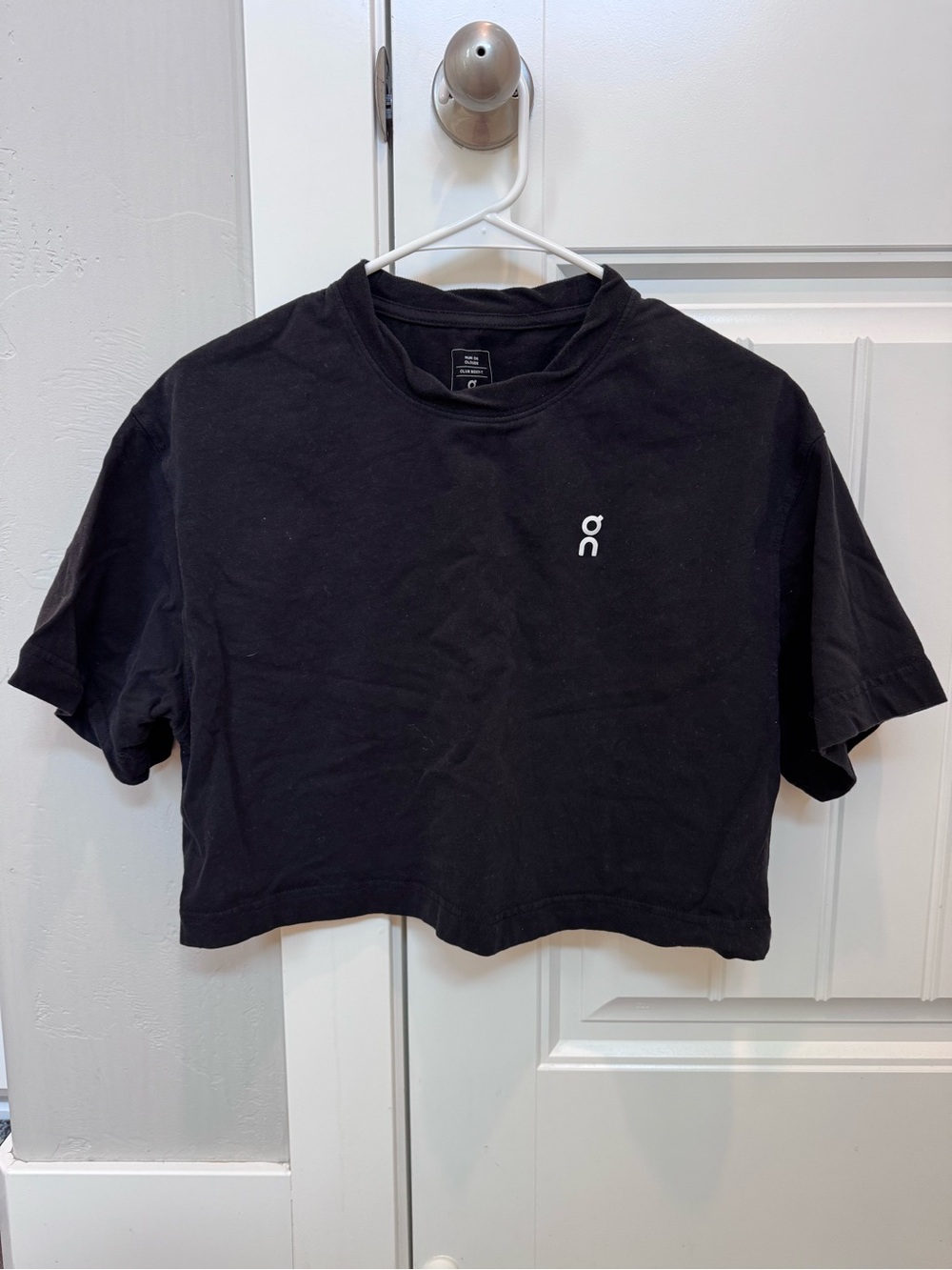 On Running Performance Black Cropped Tee - Women
